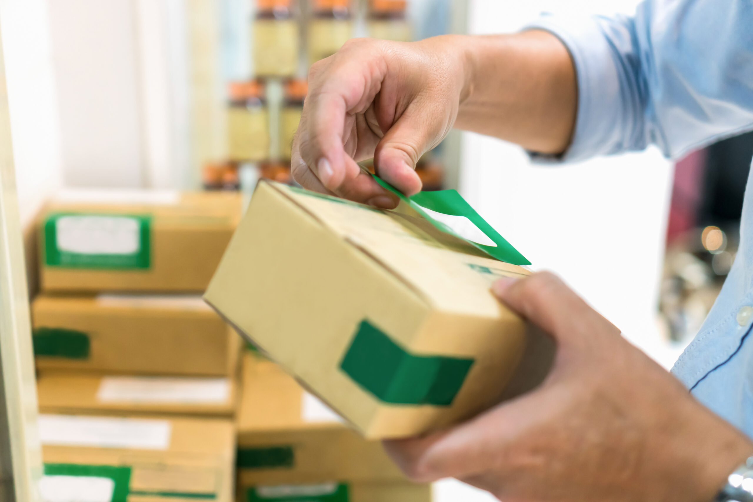 Employees are packing a parcel in the send to the customer. Online ordering For the convenience of customers.